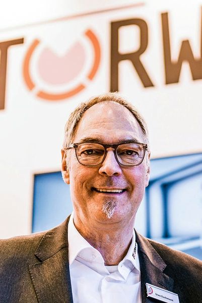 Nachfolge in der Geschäftsführung: Uwe Schildheuer hat die Torwegge GmbH & Co. KG verlassen, um sich neuen Herausforderungen zu stellen. In seiner Zeit an der Spitze des Unternehmens hat er unter anderem Investitionen in technische Entwicklung und neue Märkte vorangetrieben. Seine Aufgaben übernimmt nun Uwe Eschment, der als alleiniger Geschäftsführer weiterhin für die Geschicke des Unternehmens verantwortlich ist. Eschment ist bereits seit März 2017 Mitglied der Geschäftsführung. (Sputnik GmbH,DEU, www.sputnik-agentur.de)
