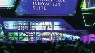 Die imposante Bühne bot die Kulisse für Keynotes und Vorträge von Vordenkern der digitalen Industrie. (Hofmann/VCG)