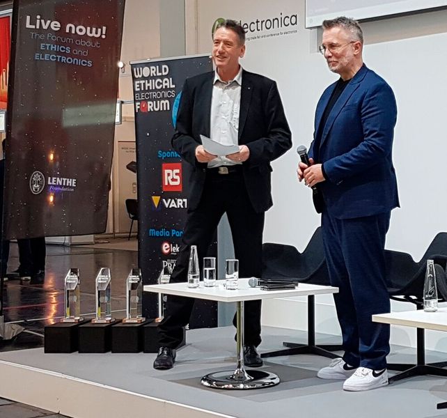 Prof. Dr. Stefan Heinemann (r.) vor dem Interview mit Johann Wiesböck (Bild: Elektor)