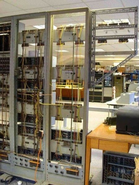 Neuverdrahtung der Rückseite von WITCH während der Restaurierungsarbeiten 2010 (Bild: TNMOC)