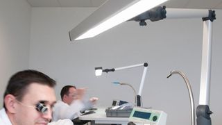Die dimmbare Arbeitsplatzleuchte Uniled II liefert ein sehr homogenes Licht. Das ist sehr wichtig an Arbeitsplätzen der Zahntechnik, der Feinmechanik und Uhrenindustrie. (Bild: LED2WORK)