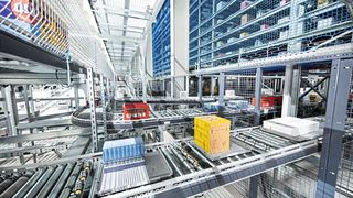 Aus dem neuen Zentrallager, in dem 95 Prozent der Kommissionierprozesse automatisch ablaufen, werden 800 Filialen bedient. (Bild: SSI Schäfer)