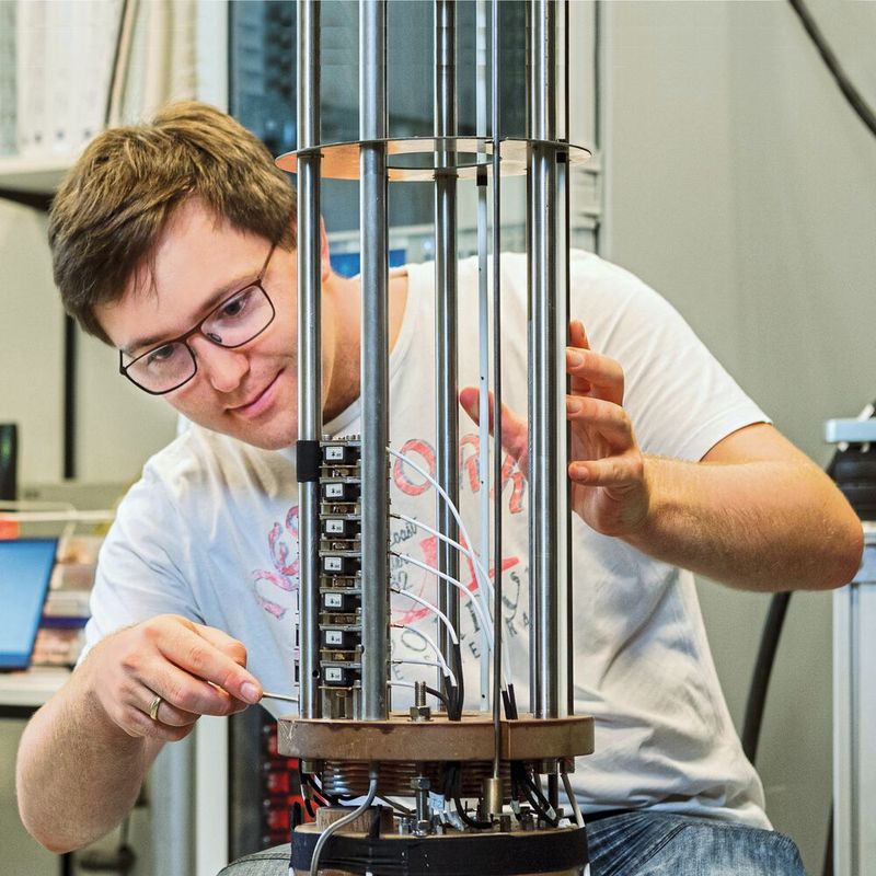 Vorbereitung eines supraleitenden Magnetsystems durch Andreas Wendl für die experimentelle Bestimmung von Quantenphasenübergängen bei ultratiefen Temperaturen. 
