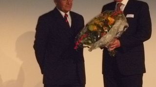 v.r. Johann Thoma, Geschäftsführer Mesago, überreicht dem scheidenden Ausstellerbeiratvorsitzenden Wolfgang Tondasch Abschiedsblumen (Archiv: Vogel Business Media)