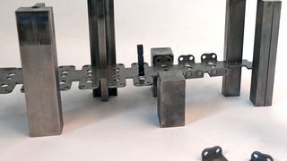 Das sind typische 4-Kant-Schneidstempel für das Stanzen von Blech (der Streifen dazwischen), die im Folgeverbund arbeiten. Eine Forschungsabteilung der RWTH Aachen hat es jetzt geschafft, diese eigentlich schnell verschlissenen Systeme wesentlich haltbarer zu machen ... (Bild: RWTH Aachen DAP)