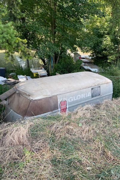 Der Grund, weshalb der Bus aktuell so tief stand: Einst lag die neben dem Grundstück vorbeiführende Straße tiefer. Irgendwann wurde sie aufgeschüttet und die Zufahrt zum Fischweiher per Fahrzeug war nicht mehr möglich. (Bild: Ascari)