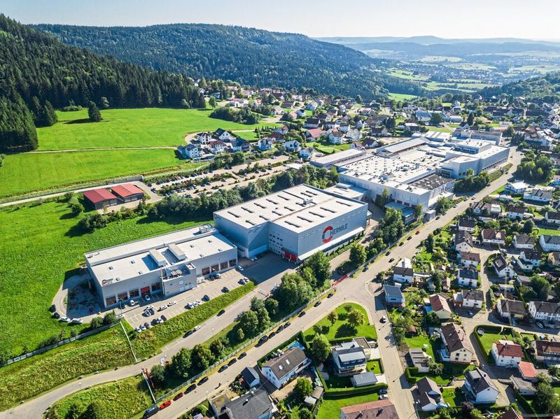 Die Maschinenfabrik Berthold Hermle AG lädt vom 26. bis 29. April 2022 ein zur Hausausstellung an den Standort in Gosheim.
 (Hermle)
