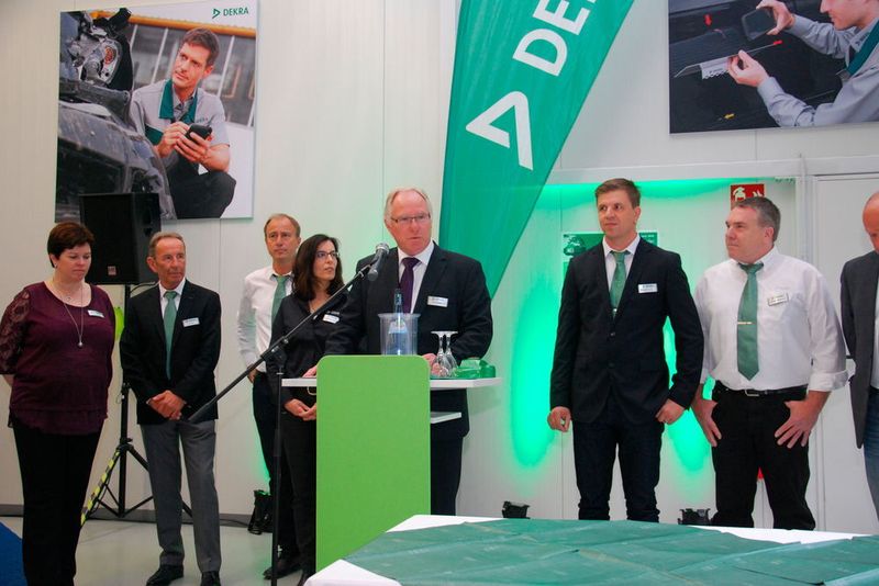 Peter Herget (Mitte) und seine Mannschaft werden sich künftig um die Sachverständigen-Ausbildung in Altensteig kümmern. (Wenz)