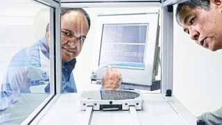 Ob im Vakuum, Reinraum oder in staub- und schmutzbelasteten Umgebungen: Die linear motorisch angetriebenen Transfersysteme Active Mover und FTS arbeiten stets präzise. (Bosch Rexroth)