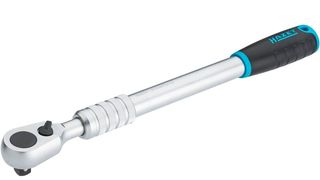 Der Griff der „Hiper“-Feinzahnumschaltknarre 916 HPLG mit Halb-Zoll-Antrieb kann stufenlos um 20 Zentimeter ausgezogen werden. (Hazet)