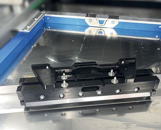 Zeitgewinn:  Mit der neuen Lösung von ASMPT für den automatisierten Rüstwechsel am DEK-TQ-Drucker sinkt die notwendige Bedienzeit von rund vier Minuten auf etwa 30 Sekunden.(Bild:  ASMPT)