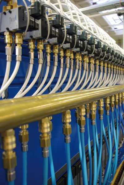 Bei Kühlwasseranschlüssen muss die Materialauswahl an die Gegebenheiten am Einsatzort angepasst werden. (IDEAL-Werk, Lippstadt)