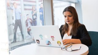 Der „git pull“-Befehl stößt ein Update der Code-Basis an, wobei nur die Änderungen seit dem vorangegangenen Pull eingespielt werden. (Bild: Christina Morillo)