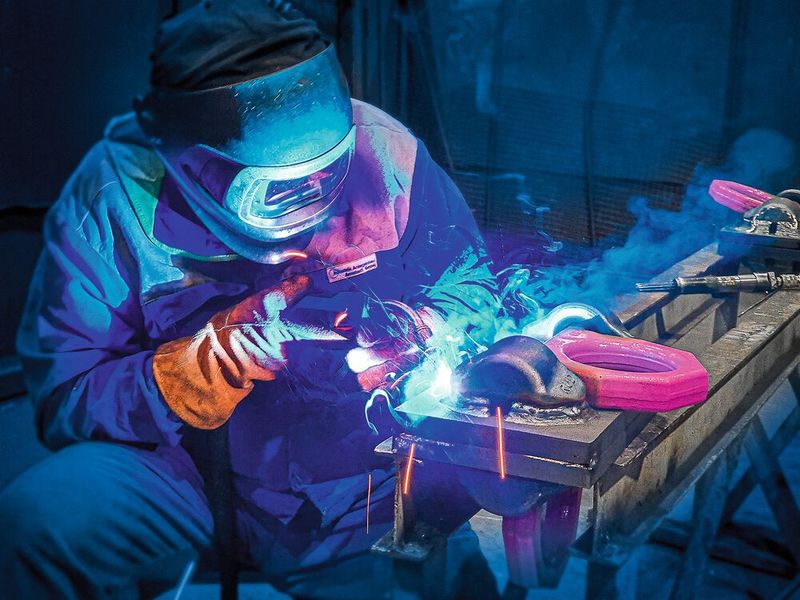 Sicherheit geht vor: In den Bildern sind Schweiß- und Heftprozesse der sogenannten Anschlagmittel (Kranösen bzw. „Ringböcke“) zu sehen. IAA verfügt über die entsprechenden Zulassungen für Anschlagmittel und die damit zusammenhängenden Schweißprozesse. (Bild: Johann Kellerer)