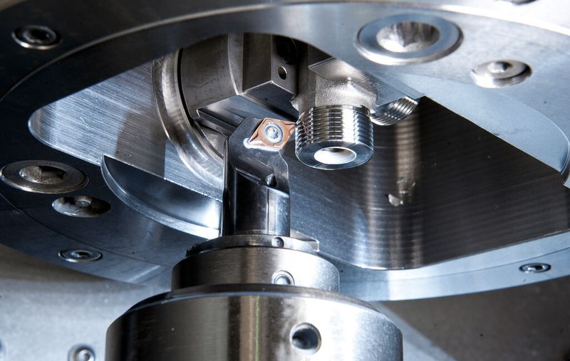 Bild 1: Das Schwenkfutter ermöglicht eine durchgängige Drehbearbeitung der Rohrverbindungsstücke. (Bild: Gildemeister)