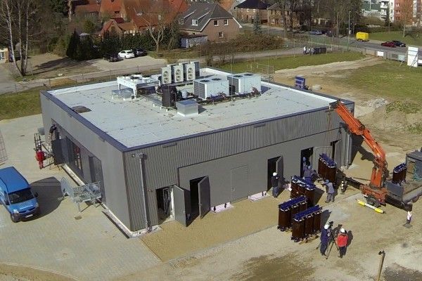 Bilder aus der Bauphase: Luftbild des Batteriespeichers während der Anlieferung der Transformatoren (WEMAG)