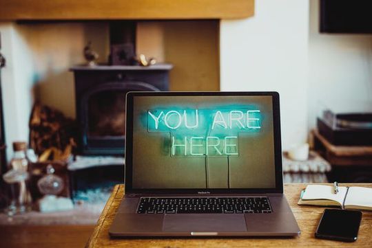 Um die aktive Mitarbeit der Teilnehmer zu fördern, können Trainer die Online-Schüler durch Gruppenarbeit und Selbstlernphasen aus ihrer Komfortzone locken. Um die aktive Mitarbeit der Teilnehmer zu fördern, können Trainer die Online-Schüler durch Gruppenarbeit und Selbstlernphasen aus ihrer Komfortzone locken.