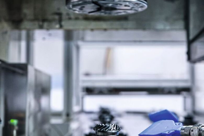 Kegelräder auf Werkstückträgern im Rundtaktförderer der VSC 400 DDS – die Pick-up-Spindel entnimmt das Werkstück präzise und reproduzierbar für die Hartbearbeitung bei EWS. (Bild: Emag)