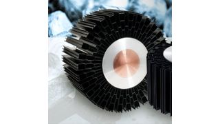 Die Aluminium-Kühlkörper der Black Serie von EKL bieten als Besonderheit einen Kupfer-Heatcolumn, um die Wärmeleistung abzuführen. (EKL)