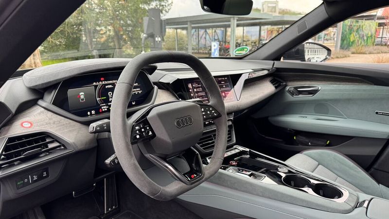 5. Sachlich-edel: Der Innenraum strahlt die typische Audi-Sachlichkeit aus, wirkt dabei aber hochwertig und modern. Farbliche Lichtakzente sind geschickt gesetzt und sorgen für Atmosphäre, ohne dabei überladen zu wirken. Ein gelungener Spagat. (Bild: Schreiner – VCG)