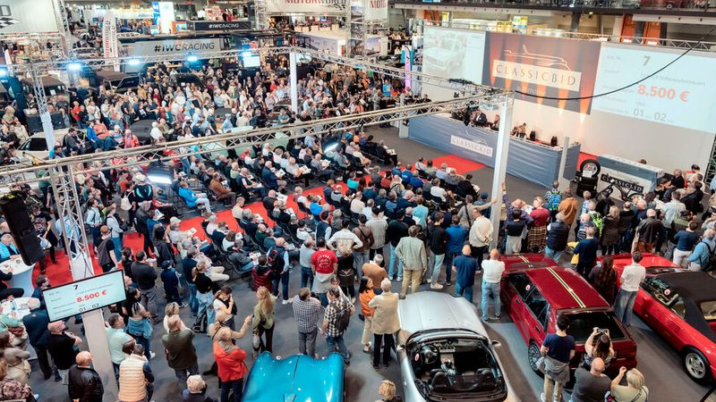 Publikumsmagnet bei der Retro Classic Stuttgart Ende April war wieder einmal die Klassiker-Auktion von Classicbid.(Bild:  Markus Metz 2024)