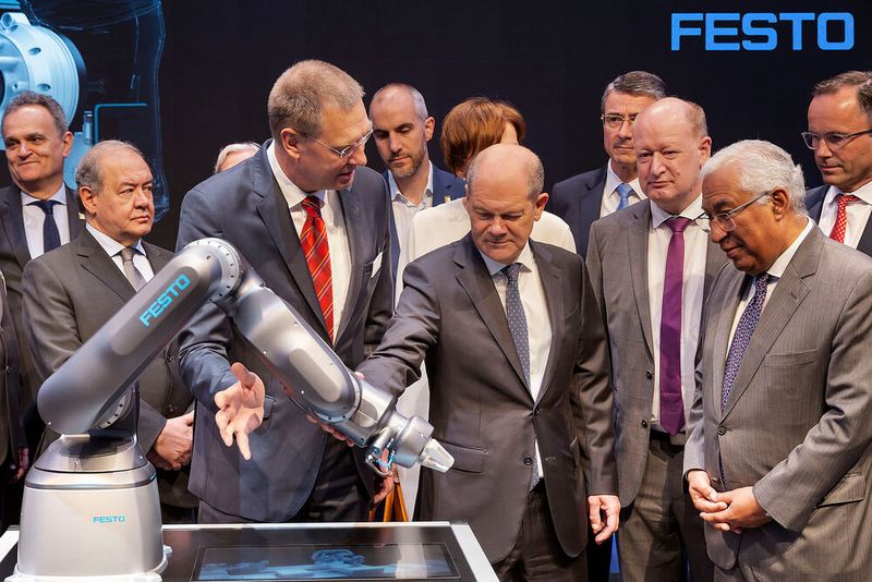Festo präsentierte den Politikern den neuen pneumatischen Cobot.  (Bild: Festo)