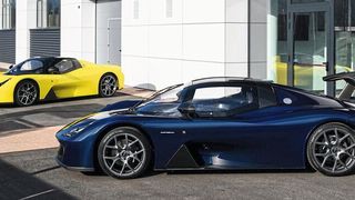 Zwei Exemplare des Dallara Stradale vor dem Unternehmenssitz in Varano de’ Melegari: Das Leichtbaufahrzeug verbindet Rennsport-DNA mit Straßenzulassung.  (Bild: Alessandro Barteletti / Dallara)