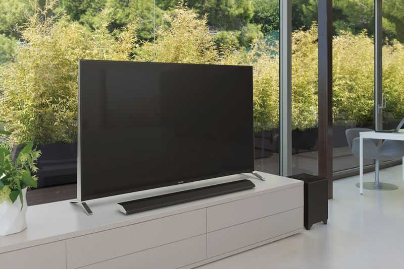 Mit ihren schlanken Gehäusen, die mit fünf Zentimetern Höhe kaum größer als eine Streichholzschachtel sind, schmiegen sich die Soundbars an das untere Ende des Fernsehgeräts an, ohne die Bedienknöpfe oder das Empfangsauge für die Fernbedienung zu verdecken. Auch die Subwoofer fallen wohl dimensioniert aus. Der HT-CT770 im Bild lässt es mit 330 Watt krachen. (Bild: Sony)