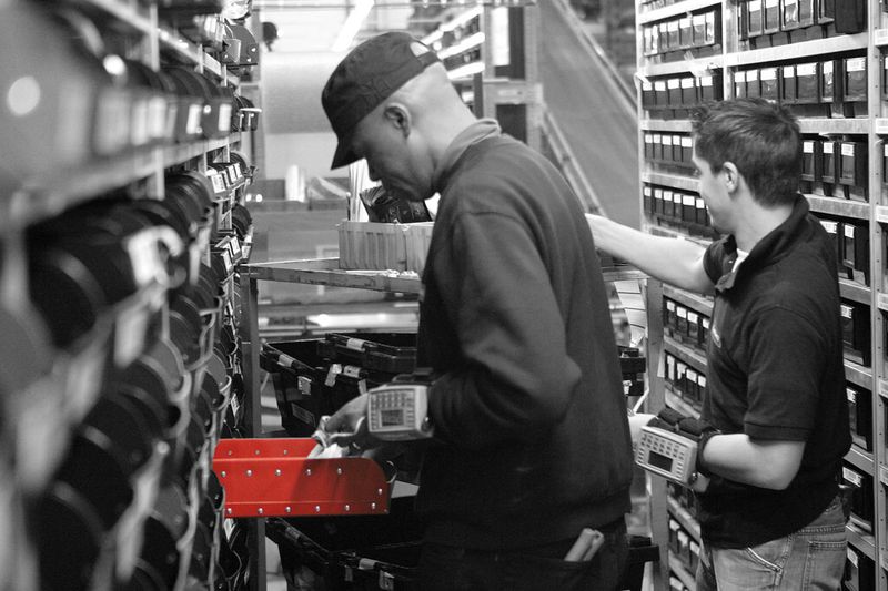 Farnell-Distributionszentrum Lüttich: Sobald der Kunde seine Bestellung bei Farnell element14 aufgegeben hat, wird diese an die Mitarbeiter im Pick weitergeleitet… (Bild: www.gregoryhenrard.be)