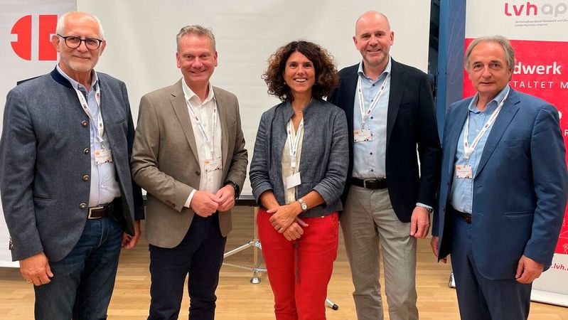 Die Präsidenten der Verbände beim Vier-Länder-Treffen in Bozen: (v. l.) Klaus Edelsbunner (Österreich), Arne Joswig (Deutschland), Julia Genetti (Südtirol), Thomas Hurter (Schweiz) und Roman Keglovits-Ackerer (Österreich)(Bild:  ProMotor)