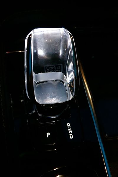 6. Der Schalthebel: ... ist aus Kristallglas und ein echter Hingucker. (Bild: Mauritz – VCG)