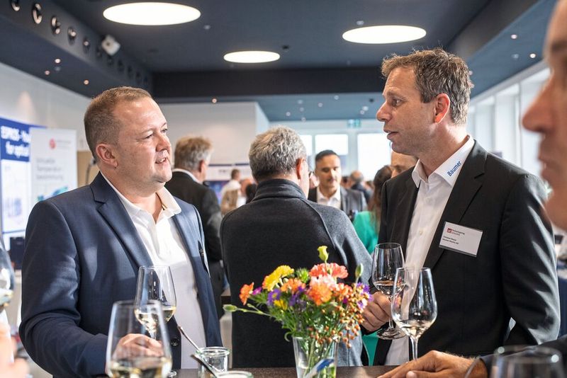 Fachsimpeln beim abschliessenden Apéro. (Bild: Thomas Entzeroth)