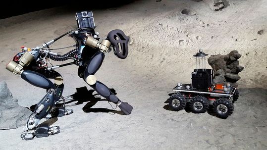 Der DFKI-Laufroboter Charlie und der Rover der TU München als Schwarmteilnehmer.(Bild:  Tobias Stark)