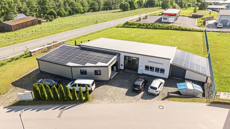 Seit 2012 fertigt MBM-Schnaittenbach auf der grünen Wiese, 2022 baute das Unternehmen eine neue Lagerhalle (links). (Bild: Maschinenfabrik Berthold Hermle AG)