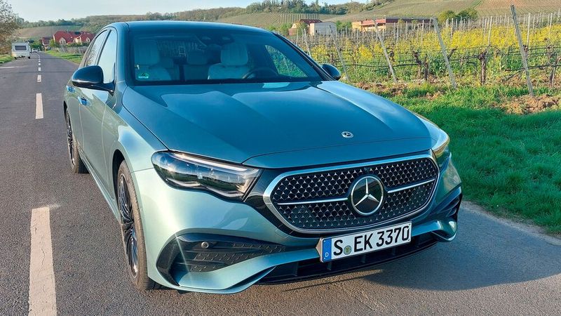 Am Kühlergrill erinnert der Einleger im hochglänzenden Schwarz optisch an die vollelektrischen EQ-Modelle von Mercedes-Benz. Die Sterne sind in der E-Klasse ein wiederkehrendes Designelement: Ob im Kühlergrill ... (Bild: Mauritz – VCG)