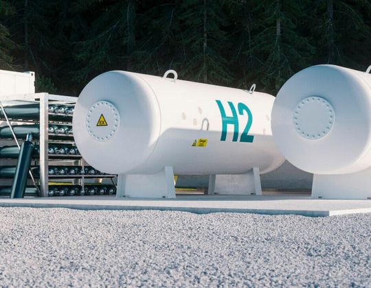 Die Speicherung von Wasserstoff ist nicht trivial. Besonders wenn es um Druckspeicher geht, die bis zu 700 bar aushalten müssen. Für die sichere Überwachung derselben haben vier Partner eine KI-basierte Möglichkeit ausgetüftelt. Die hilft der Wasserstoffzukunft auch anderweitig.(Bild:  E. Frigge)