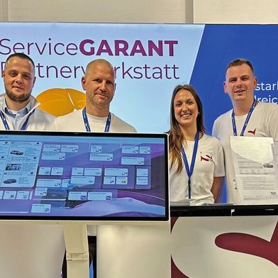 Stellten auf der Fachtagung das neue Angebot vor (v. l.): Markus Kriz, Michael Köhrmann, Natalie Weitzel und Michele André Geiger. (Bild: Eurogarant AutoService AG)