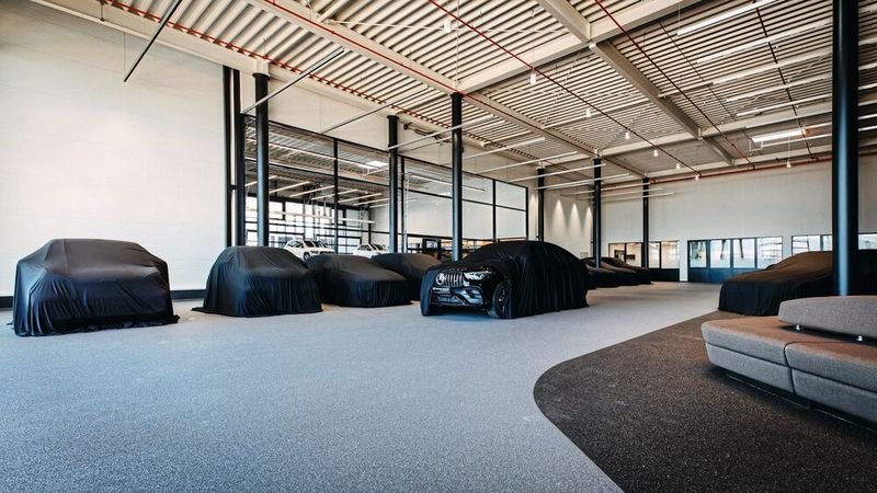 Ein Highlight ist der spartenübergreifende Bereich für die Fahrzeugauslieferung. (Bild: Gürel Sahin)