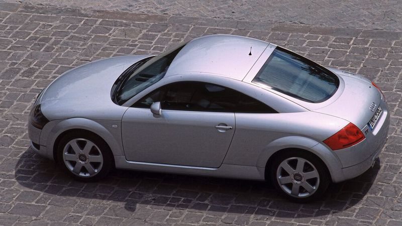 Nach nur drei Jahren Entwicklungszeit kam im Herbst 1998 das Coupé mit 1,8-Liter-Turbomotor und wahlweise 132 kW bzw. 165 kW (180 PS oder 224 PS) auf Basis der Plattform des VW Golf IV auf den Markt. Im Herbst 1999 stellte Audi den ursprünglichen TTS als TT Roadster vor. (Bild: Audi AG)