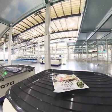 Die robotergestützte Stückgutsortierung überzeugt durch eine hohe Flächeneffizienz und einen ergonomischen Materialfluss. (Bild: Daifuku Co.)