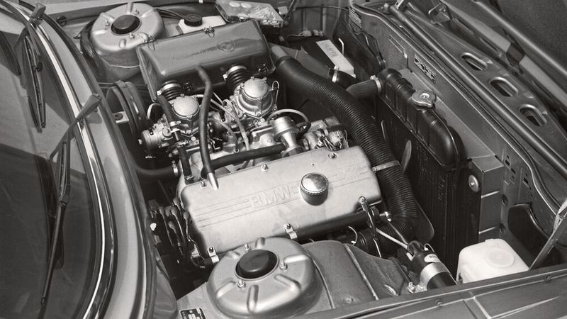 Anfangs gab es den neuen 5er nur mit dem bekannten Vierzylindermotor M10 aus der Neuen Klasse bzw. dem 02. Entweder als Vergaserausführung mit zwei Gleichdruckvergasern (Bild) oder einer mechanischen Einspritzung von Kugelfischer. (Bild: BMW Group Archiv)