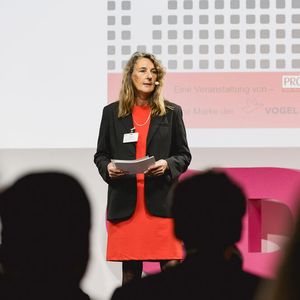 Anke Geipel-Kern, leitende PROCESS-Redakteurin, begrüßt die Teilnehmer.(Bild:  Stefan Bausewein)
