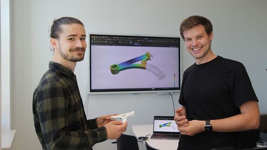 Nils Meyer (right) and project team member Julian Greif are developing an AI tool to optimise component development in injection moulding.(Source:  Teresa Grunwald/ University of Augsburg)