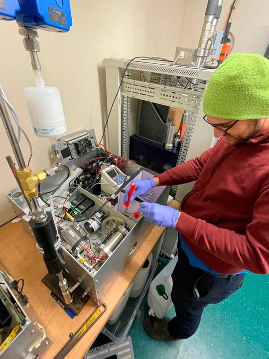 Studienmitautor Dr. Alexandre Barth bei Einstellungen des Messgeräts, das in Echtzeit Sauerstoffradikale im Feinstaub misst.(Bild:  Universität Basel, Departement Umweltwissenschaften)