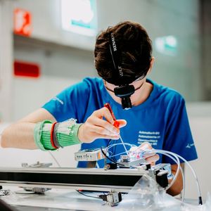 Florentin Kaufmann im Wettbewerb für Automatikerinnen und Automatiker in Bern.(Bild:  Bühler AG)