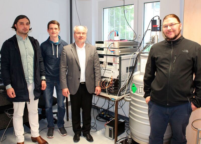 Das Entwicklungsteam der Planck-Waage an der TU Ilmenau (v.l.): Dr. Suren Vasilyan, Tim Rohloff, Prof. Thomas Fröhlich, Norbert Rogge vor der neuen Hochspannungsmessanlage mit Josephson-Array. (TU Ilmenau)