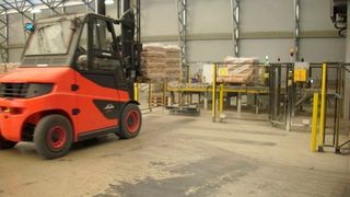 Stapler vor einer Aufgabestation (Fiessler Elektronik)