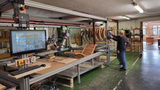 Ein neuer Werkzeugkopf vereint das Auftrags- und Poliersystem. Der Cobot erlaubt den Betrieb neben den Mitarbeitern. So können diese nun auch Bauteile be- und entladen, während der Roboter ölt. (Bild: First Class Holz)