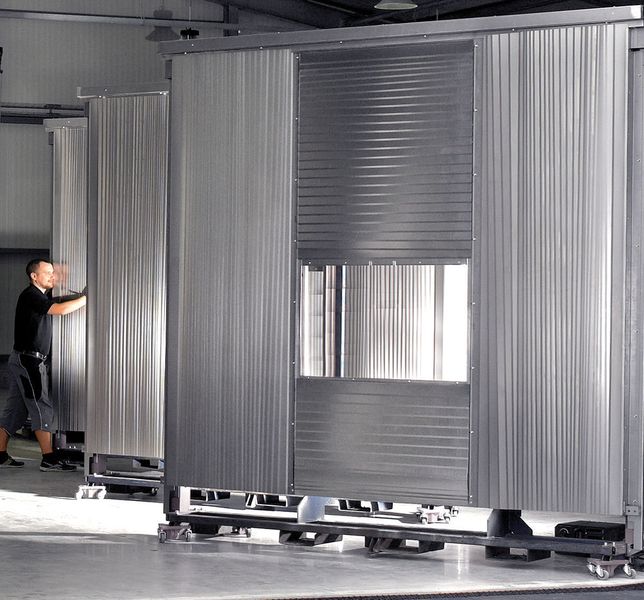 Abdeckungen sollten entsprechend dem facettenreichen Gefährdungspotential der Maschinenachsen ausgelegt sein. Je komplexer und je performanter eine Maschine wird, desto wichtiger wird die optimale Anpassung jedes Details. (Arno Arnold)