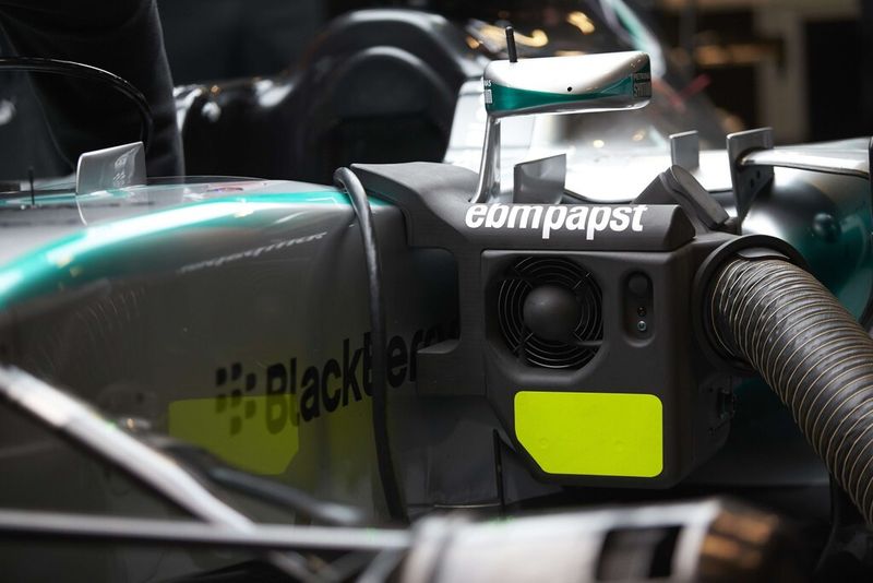 Die Ventilatoren in den Seitenkästen- und Überrollbügel-Öffnungen des Rennwagens sind essentieller Teil des Temperaturmanagements von Mercedes AMG Petronas. (Bild: EBM-Papst)